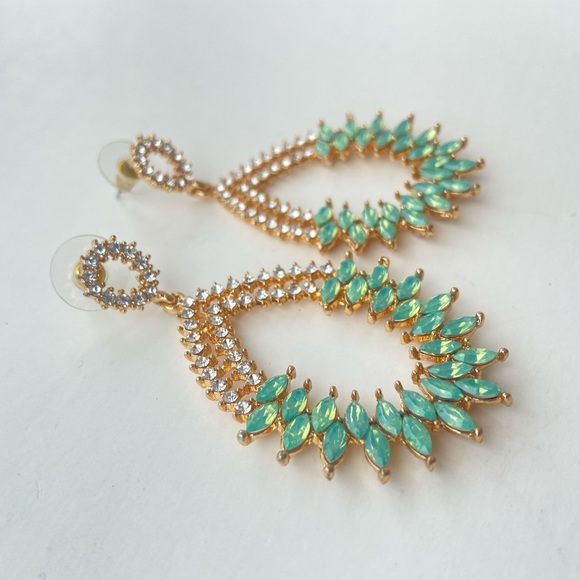 ⭐️ HOST PICK ⭐️ Fancy emerald teardrop earrings - Picture 3 of 6